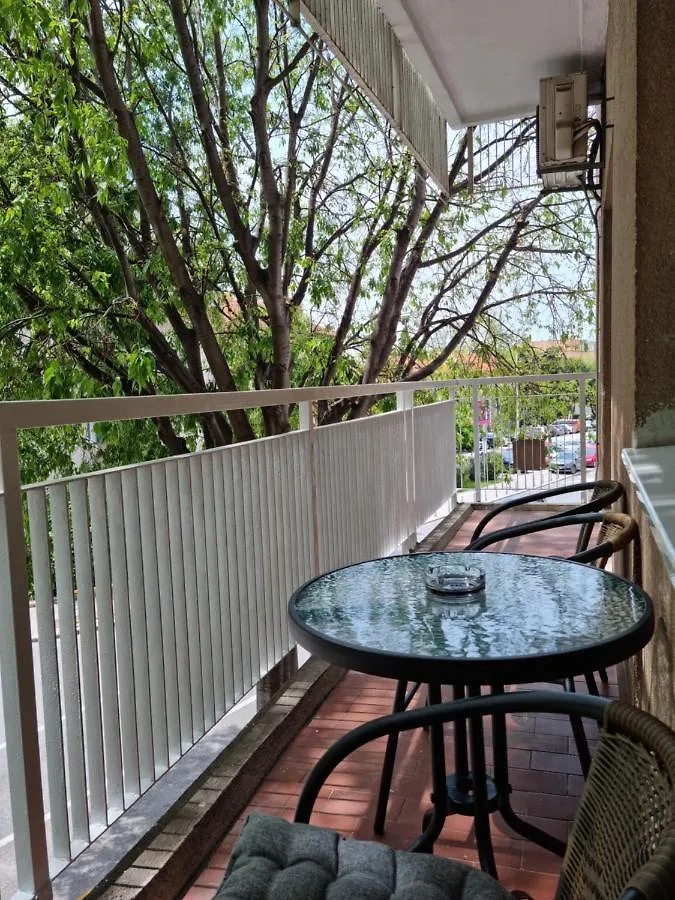 Apartment Stipe Split 0*,
